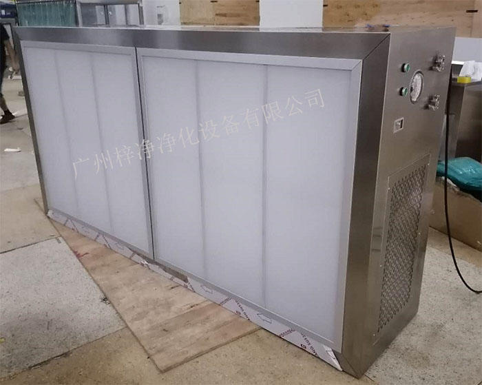 潔凈層流罩它主要由箱體、風(fēng)機、初效空氣過濾器、高效空氣過濾器、阻尼層、燈具等組成。