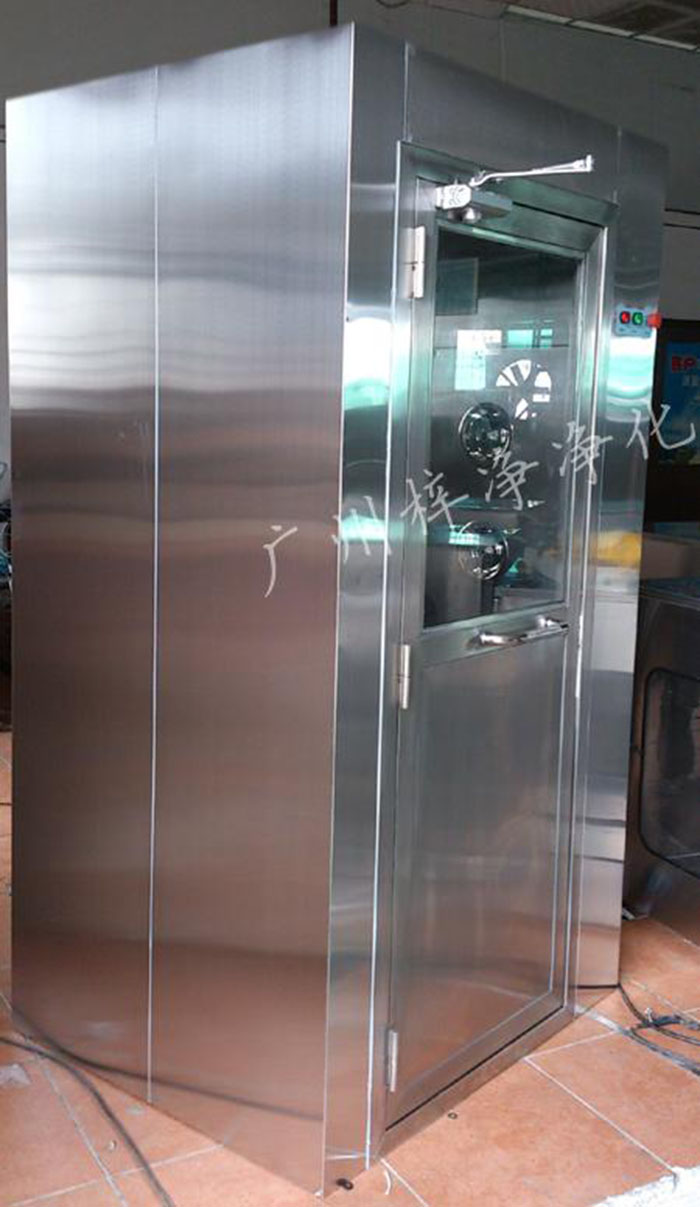 防爆風(fēng)淋室主要配置有：防爆風(fēng)機(jī)，離爆燈器等。