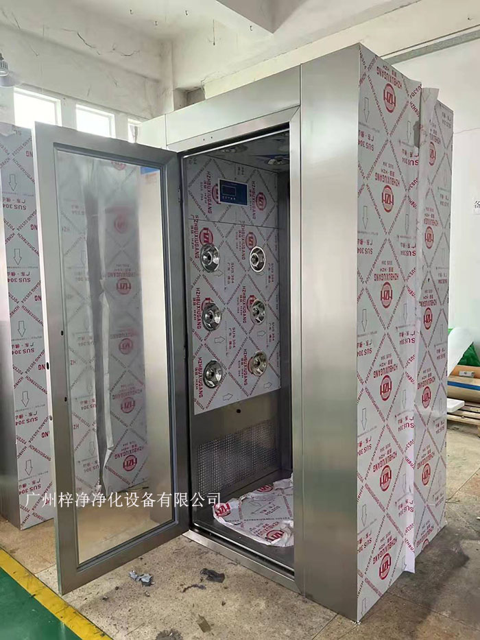 風(fēng)淋室是一種局部潔凈的設(shè)備，可以有效并迅速的去除人體表面附著的一切塵土及雜物