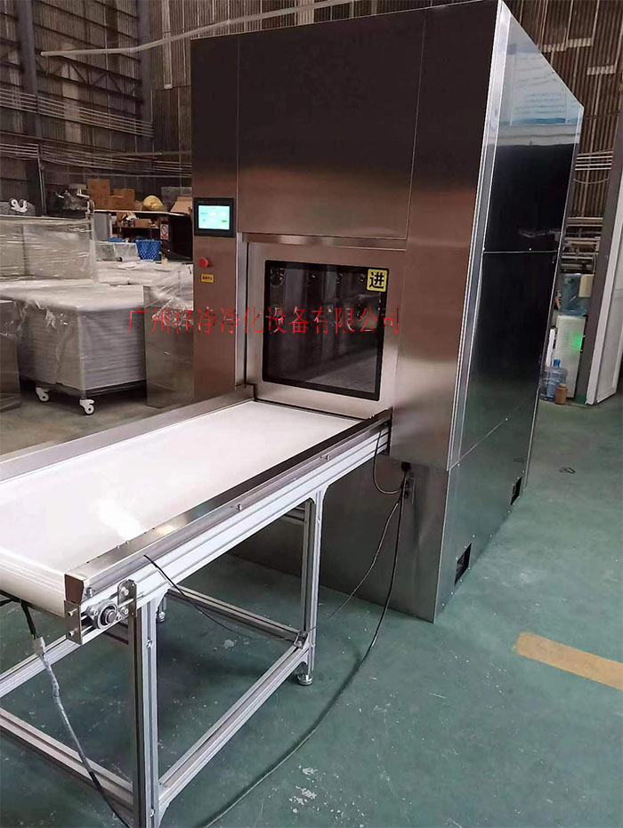 輸送帶傳遞窗還可吹淋被傳遞物品的表面，防止物品可能攜帶塵埃進(jìn)入潔凈室。