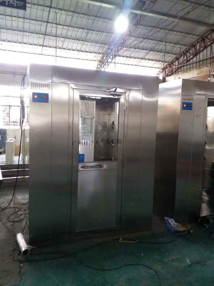 風(fēng)淋室應(yīng)配備高效過濾器，確保過濾效率達(dá)到行業(yè)要求。