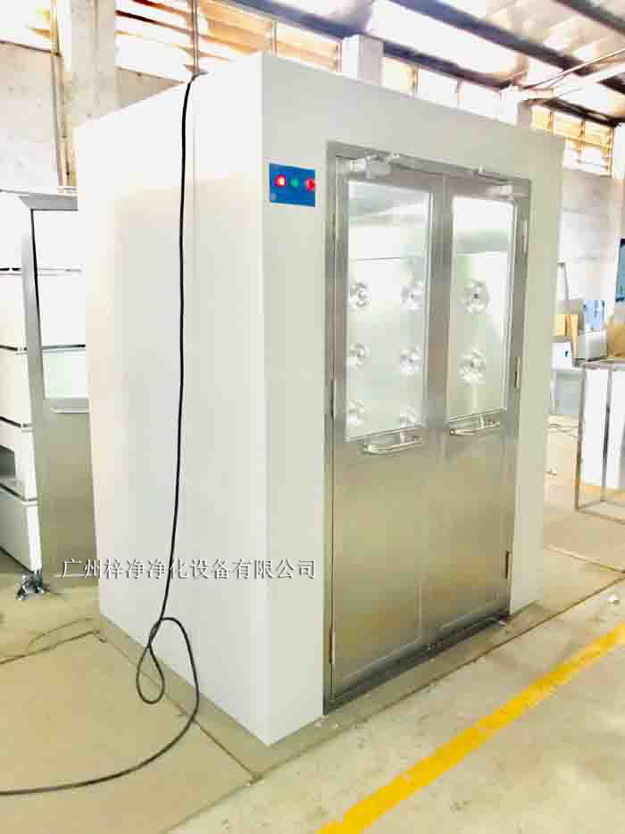 風(fēng)淋室是一種密閉的凈化設(shè)備，主要由外殼、風(fēng)淋噴嘴、風(fēng)機(jī)、空氣過濾器、控制系統(tǒng)等部分組成。