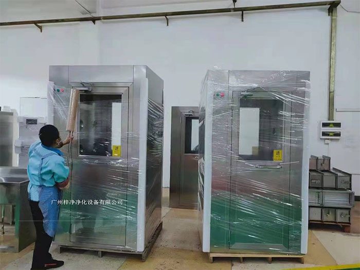 風淋室作為一種重要的潔凈室設備在運輸前，應對風淋室進行徹底的清潔和檢查，確保無損壞。