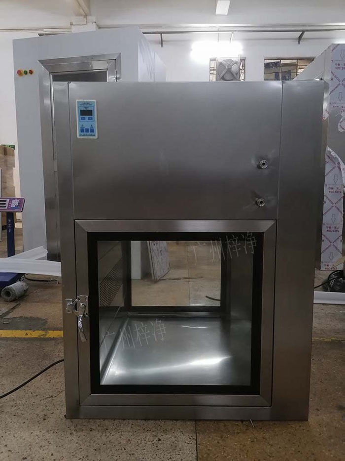 傳遞窗通常包括冷軋鋼板噴塑制作或優(yōu)質(zhì)不銹鋼制作、透明玻璃，紫外線殺菌燈、照明和局部高效過濾器等。