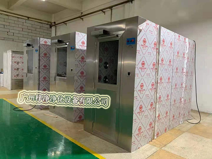 風淋室通過高速氣流將塵埃吹離工作人員的衣物和頭發(fā)，有效降低了進入潔凈室內(nèi)的塵埃量，從而維護了潔凈室內(nèi)的空氣質(zhì)量。