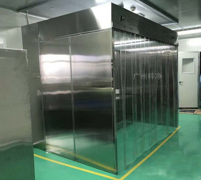 負(fù)壓稱量罩內(nèi)空氣經(jīng)初效過濾器、由離心風(fēng)機(jī)壓入靜壓箱，在經(jīng)高效過濾器后從氣流擴(kuò)散送風(fēng)單元出風(fēng)面吹出，潔凈空氣以均勻的斷面風(fēng)速流經(jīng)工作區(qū)，從而形成高潔凈的工作環(huán)境。