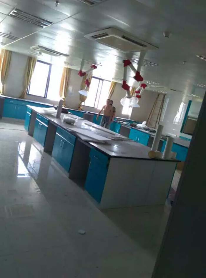 實(shí)驗(yàn)臺(tái)應(yīng)安裝在穩(wěn)固的支撐結(jié)構(gòu)上，確保實(shí)驗(yàn)臺(tái)在使用過(guò)程中的穩(wěn)定性。