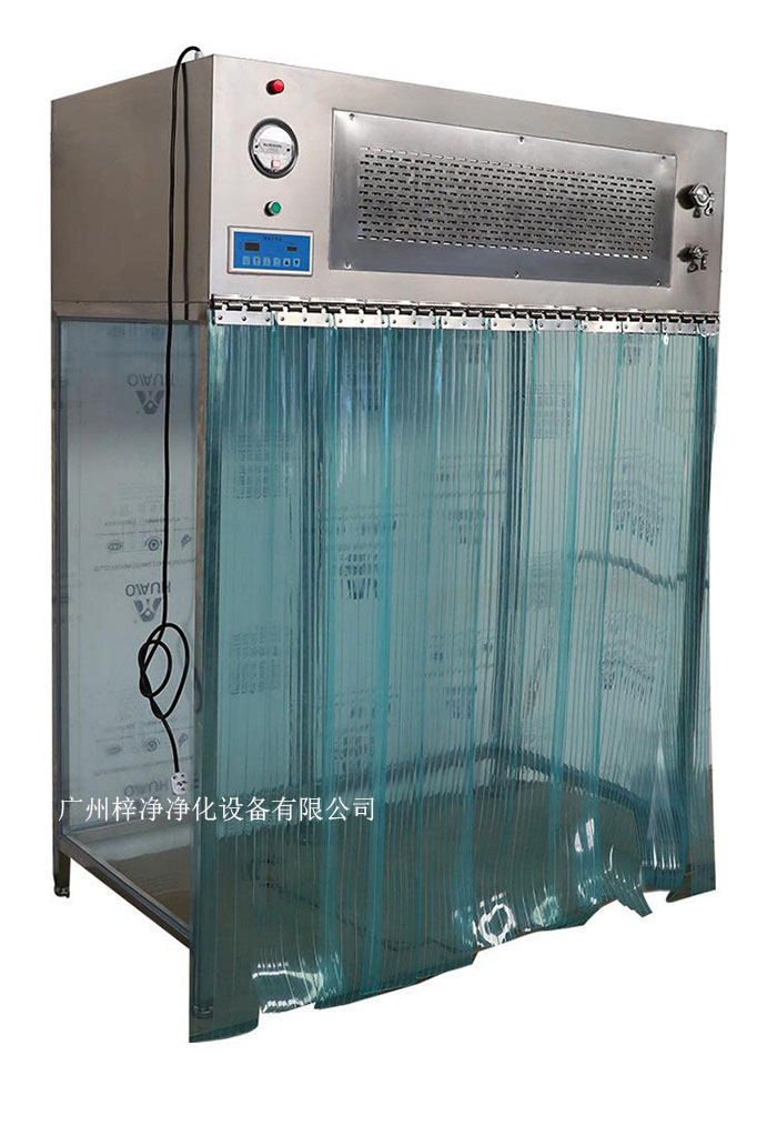 百級潔凈層流罩它主要由箱體、風(fēng)機(jī)、初效空氣過濾器、高效空氣過濾器、阻尼層、燈具等組成。