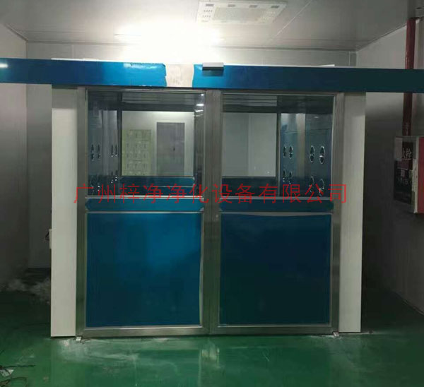 自動(dòng)門(mén)風(fēng)淋室則配備有感應(yīng)裝置 自動(dòng)門(mén)風(fēng)淋室則配備有感應(yīng)裝置