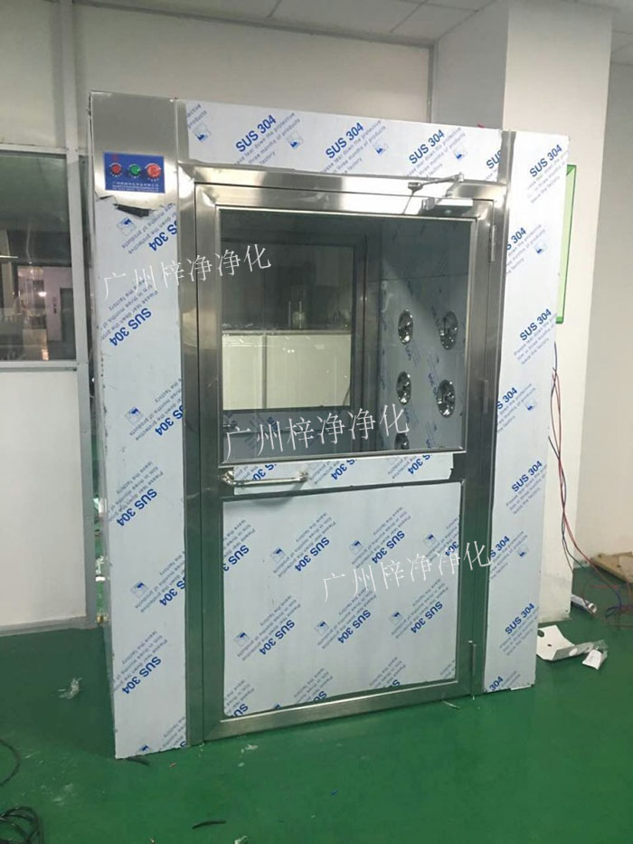 防爆風(fēng)淋室是指風(fēng)淋室的電機(jī)、指示燈、照明燈、接線管必須嚴(yán)格按照防爆標(biāo)準(zhǔn)