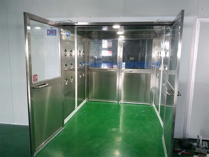 貨淋室用于對(duì)進(jìn)入潔凈區(qū)的物料進(jìn)行吹淋