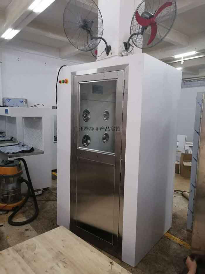 風(fēng)淋室通過(guò)高速氣流的沖擊，使進(jìn)入潔凈室的人員快速通過(guò)一個(gè)密封的空間