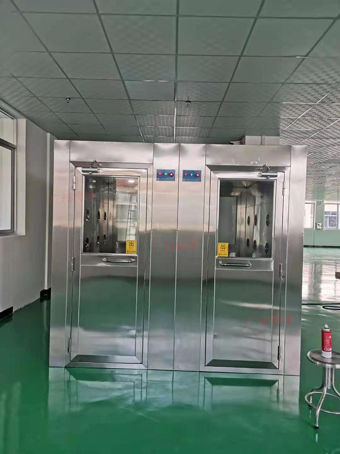 風(fēng)淋室主要功能是通過(guò)快速氣流的作用，去除人員和物料表面攜帶的塵埃和微生物，以確保進(jìn)入潔凈室的人員和物料不會(huì)污染車間環(huán)境。