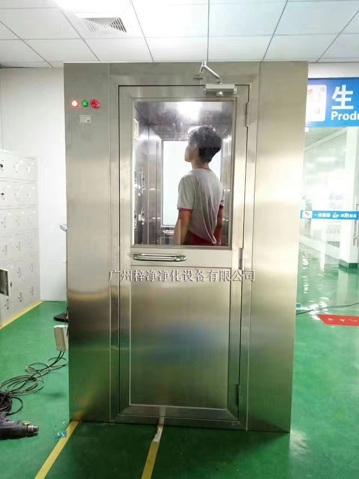風(fēng)淋室廣泛應(yīng)用于電子、制藥、食品、精密儀器制造等行業(yè)。
