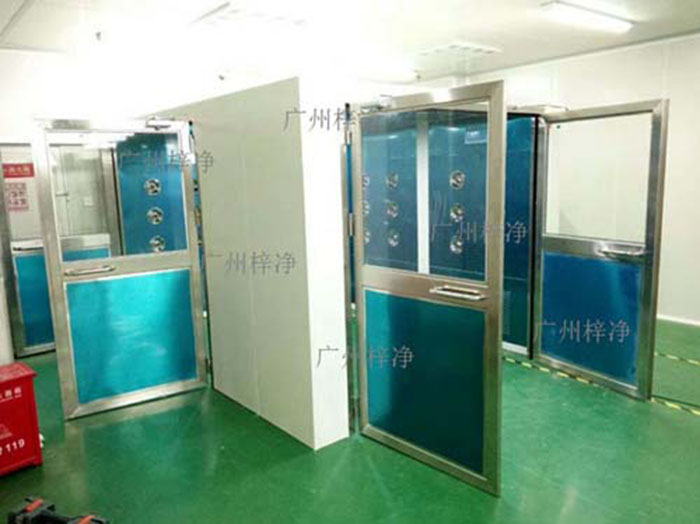 轉(zhuǎn)角風(fēng)淋室應(yīng)安裝在潔凈車(chē)間內(nèi)部人流物流頻繁且潔凈度要求較高的區(qū)域。通常位于轉(zhuǎn)角或門(mén)口等關(guān)鍵位置。