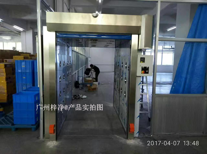 快速卷簾門風(fēng)淋室和快速卷簾門貨淋室的工作原理主要基于高效過濾器和快速氣流交換。