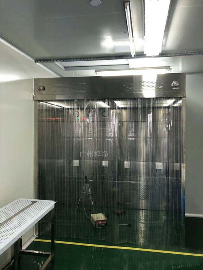 負(fù)壓稱(chēng)量罩在制藥行業(yè)中，對(duì)藥品成分的精確稱(chēng)量至關(guān)重要。