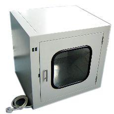 電子聯(lián)鎖傳遞窗是潔凈室內(nèi)外或潔凈室之間傳遞物品時起到隔斷氣流貫穿作用的孔口傳遞裝置?？煞乐闺S物品傳遞傳播污染，并有利于潔凈室對外維持正壓