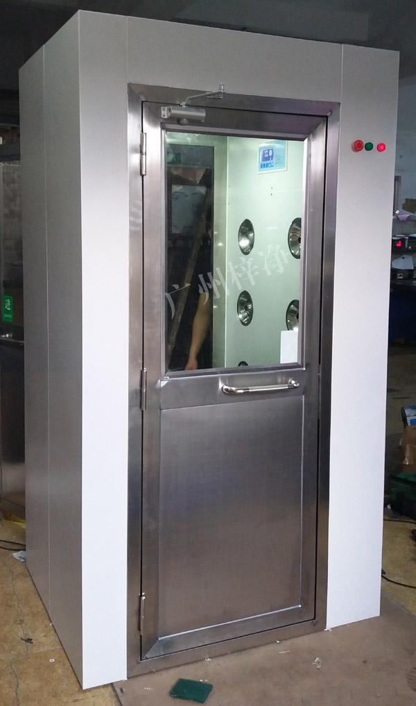 1200型風(fēng)淋室是進(jìn)入潔凈室所必需的通道，可以減少進(jìn)出潔凈室所帶來的污染問題。