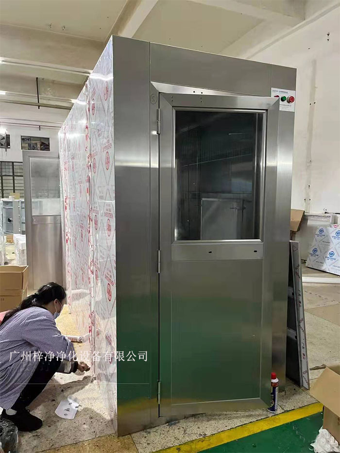 風淋室可設(shè)置在緩沖間的入口處